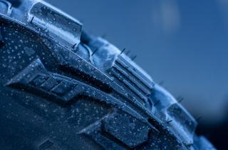 Агрессивная езда быстро стирает протектор зимней резины — автоэксперты