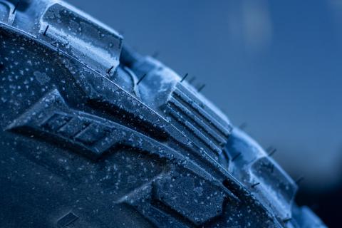 Агрессивная езда быстро стирает протектор зимней резины — автоэксперты