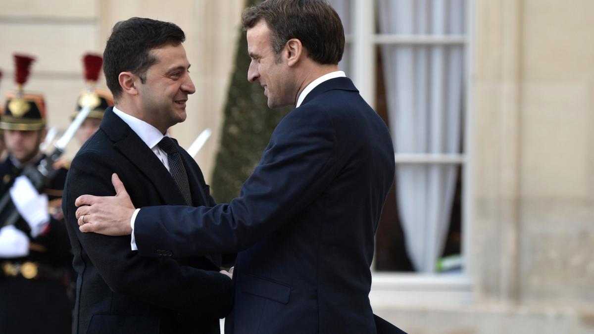 Vladimir Zelensky and Emmanuel Macron (2019-12-09) Vladimir Zelensky and Emmanuel Macron (2019-12-09)