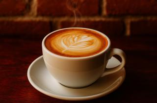 Блогер Чэнь Си оценил кофе с молотыми тараканами в пекинском кафе