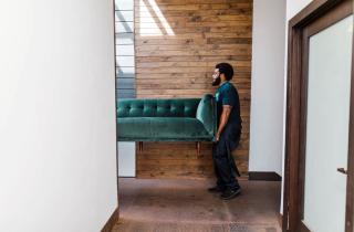 Переезд делает хозяев грузчиками, малярами и психологами