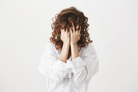 Постоянное напряжение мышц при тревоге вызывает хроническую боль и головные спазмы