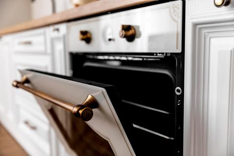 Мясо в духовке будет с корочкой, если разместить кусочки на решётке с поддоном