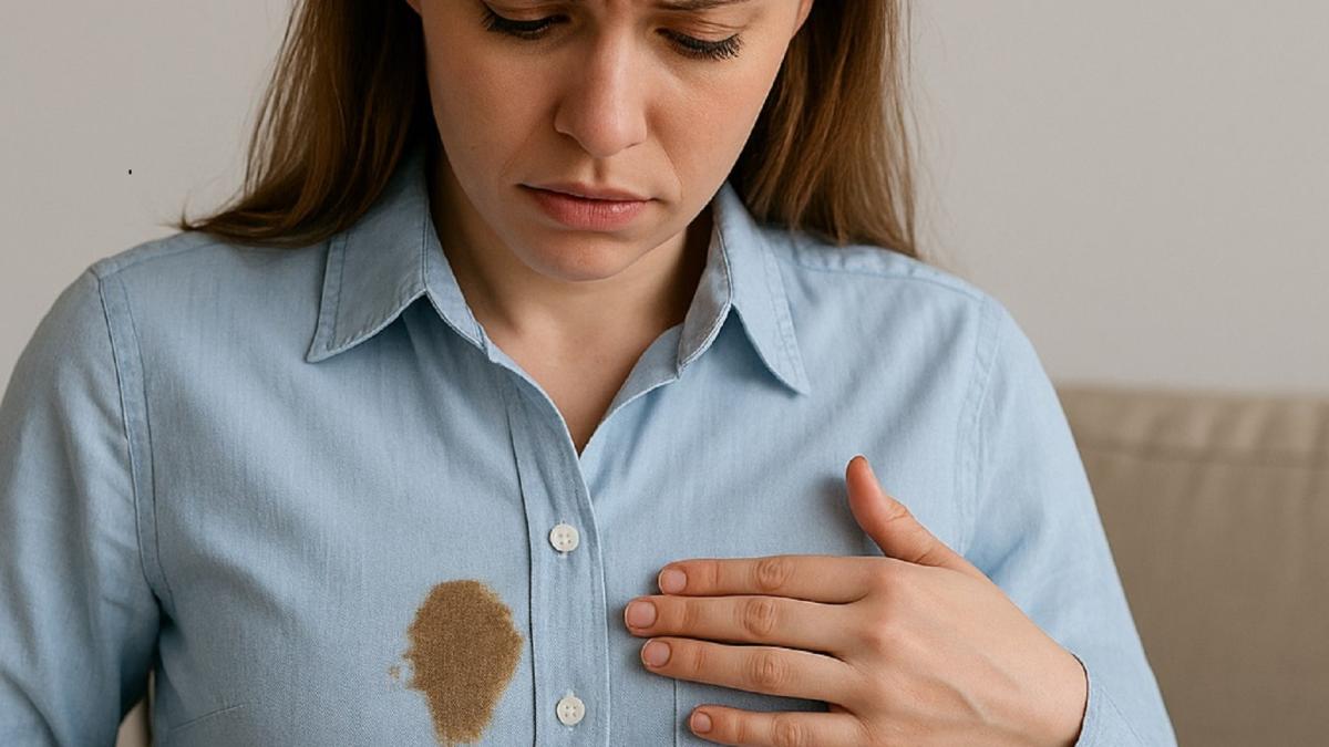 Девушка с пятном на рубашке