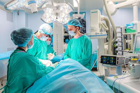 Врачи спасли 60-летнего мужчину от потери зрения и жизни после травмы — Life.ru