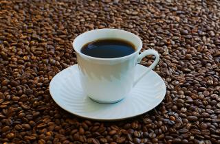 Думал, что пью настоящий кофе — но оказалось, всё это время был обман: разница между арабикой и робустой поразила