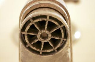 Специалисты советуют использовать лимонный сок и уксус для очистки сантехники от налёта