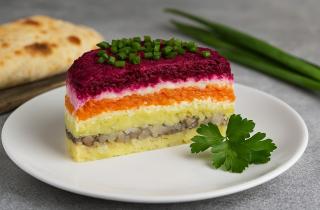 Отварные овощи придают салату Ленивая шуба более насыщенный вкус — кулинары