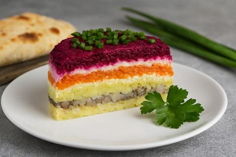 Отварные овощи придают салату Ленивая шуба более насыщенный вкус — кулинары