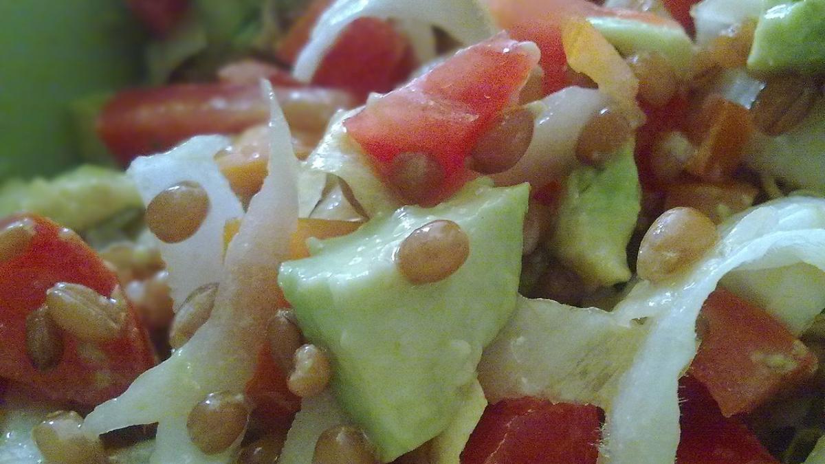 Салат с огурцами и горошком Салат с огурцами и горошком