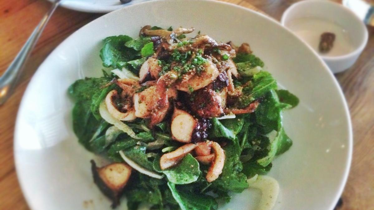 Салат с грибами и рукколой
