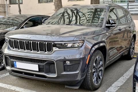 Новый Jeep Cherokee 2025 получил 210-сильный гибрид и сохранил внедорожные параметры