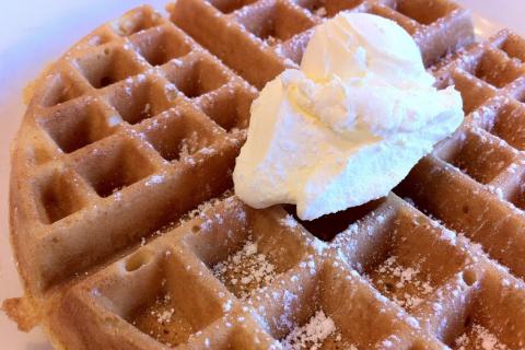 Секрет идеальных вафель раскрыт: добавил один ингредиент — и хруст стал как в ресторане