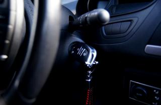 Морозы мешают запуску двигателя при проблемах с АКБ, топливом и свечами — автомеханики