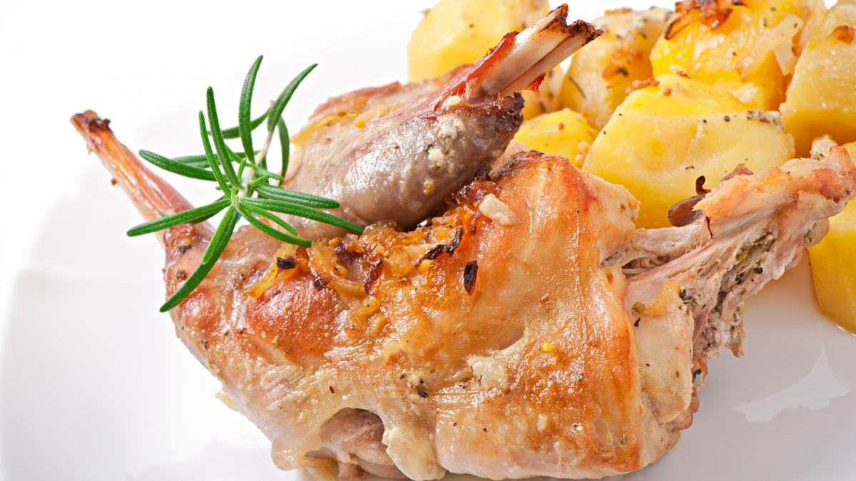 Запеченный кролик в сметанном соусе