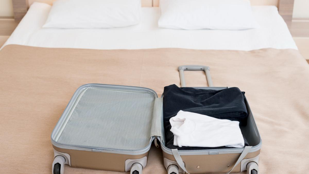 чемодан лежит на кровати