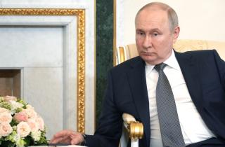 Путин на встрече с Аксеновым указал на наличие острых вопросов в развитии Крыма