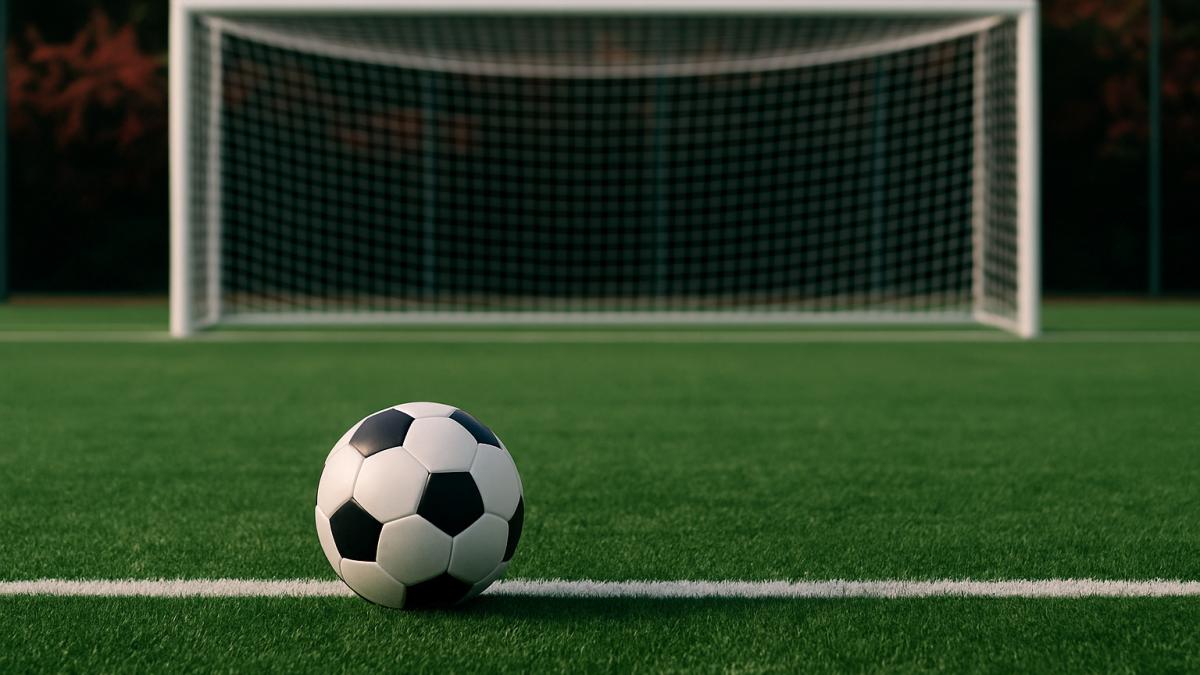 Футбольный мяч на поле