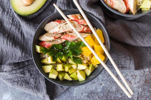 Рецепт салата из авокадо с крабовыми палочками обеспечивает свежий вкус