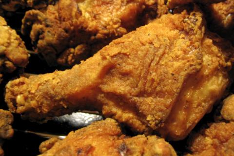 Рецепт от кулинарного специалиста: куриные ножки с грибами и сливками получаются сочными в духовке