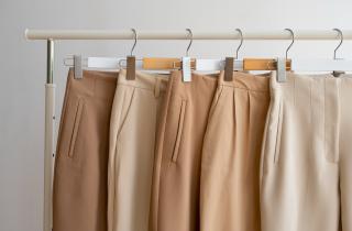 Эксперты по текстилю: пар и спиртовой раствор эффективно устраняют запах старой одежды