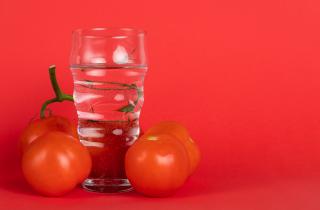 Посадила помидоры в стаканчик из-под йогурта — через 2 месяца собрала первый урожай прямо на подоконнике