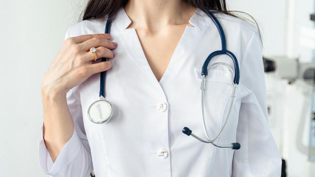 Врач держит стетоскоп