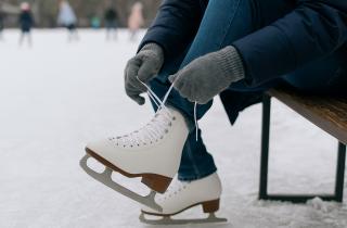 Новогодние праздники в Москве включают фестивали, катки и театральные представления
