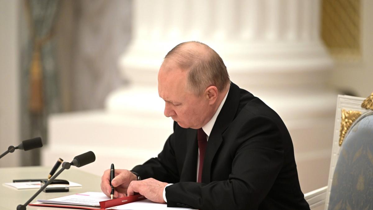 Владимир Путин подписывает документы Владимир Путин подписывает документы