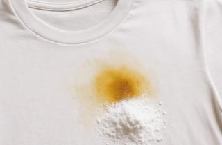 Удаление ржавчины с одежды лучше всего выходит лимонной кислотой, уксусом и перекисью