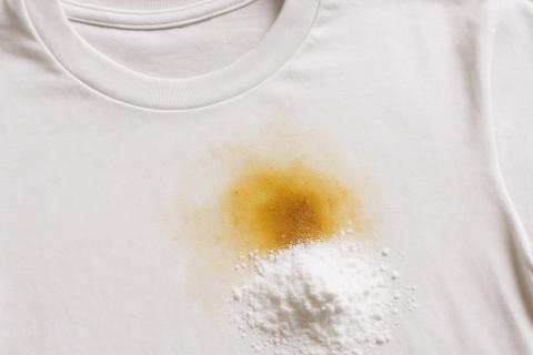 Удаление ржавчины с одежды лучше всего выходит лимонной кислотой, уксусом и перекисью