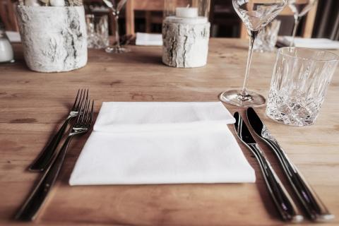 Долгое замачивание приборов из разных металлов вызывает пятна на вилках — The Spruce