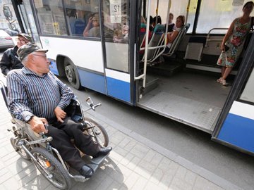 Журналисты обратили внимание на неудобные для инвалидов остановки в Петербурге