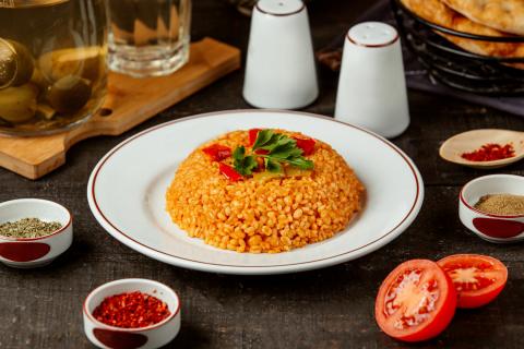 Булгур добавляет сытность лёгкому овощному салату — диетологи