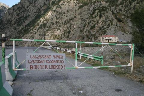 Российские туристы сутки ждут въезда в РФ через Верхний Ларс в Грузии