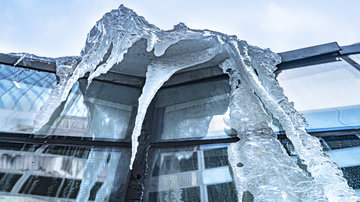 Глыба льда рухнула на рабочего во время чистки крыши в Подмосковье
