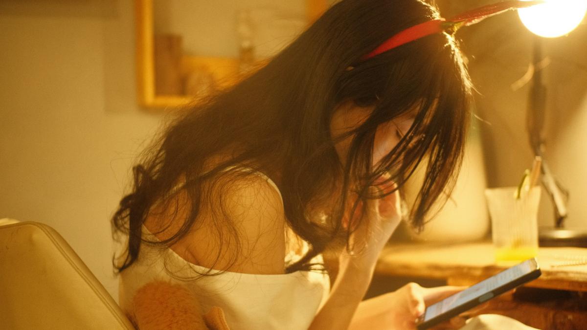 Девушка пишет пост