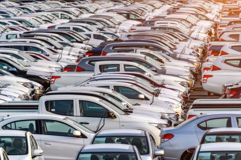 Автодилеры начали снижать цены на новые машины из-за падения спроса – аналитики