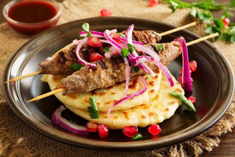 Эксперты по восточной кухне описали процесс приготовления люля-кебаба в домашних условиях