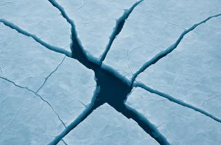 В ЯНАО спасатели предупредили об опасности выхода на тонкий лёд осенью