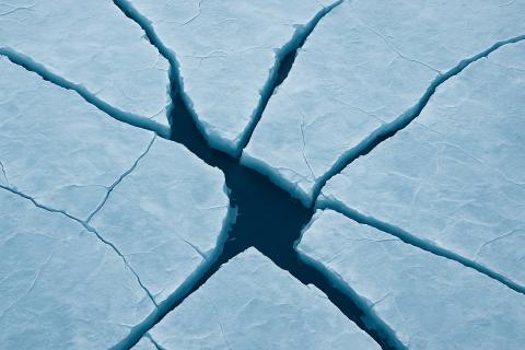 В ЯНАО спасатели предупредили об опасности выхода на тонкий лёд осенью