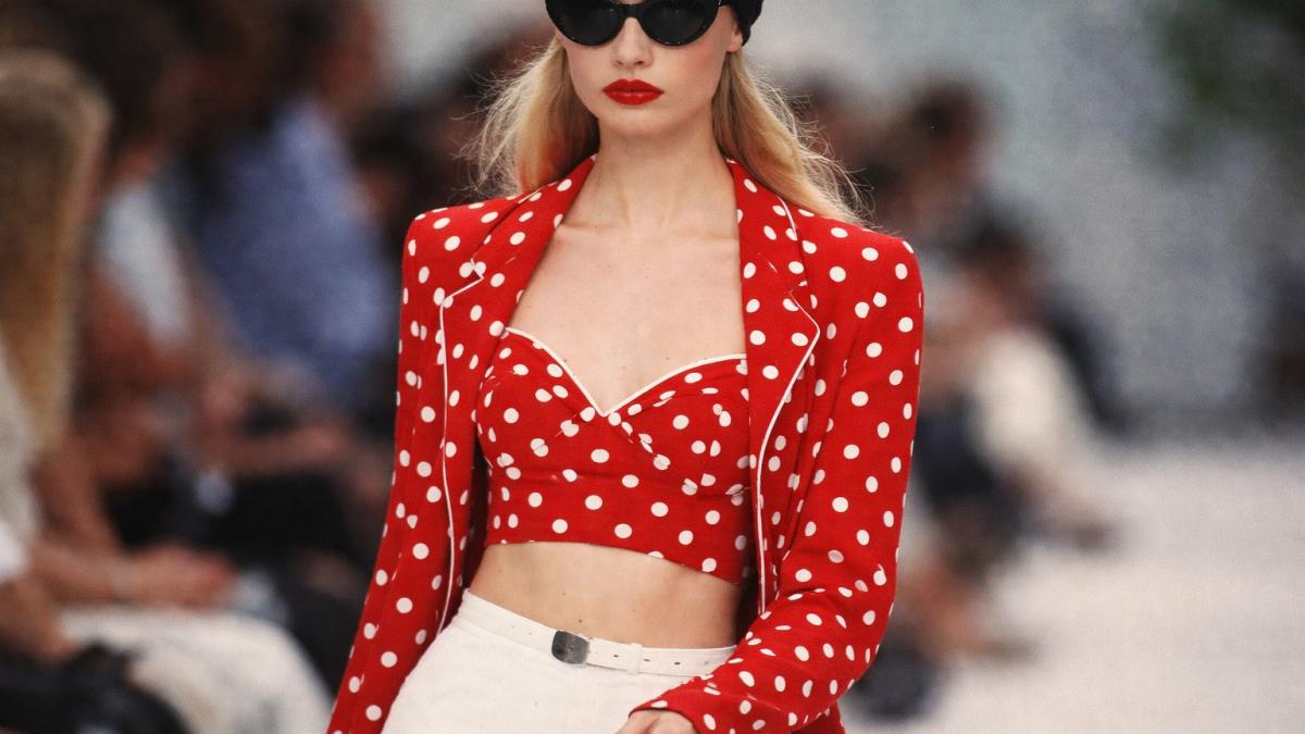 Модель на подиуме стиль 80х