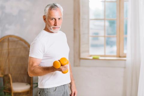Тренер Life Fitness Кэрин Силенци назвала упражнения для укрепления плеч после 50 лет