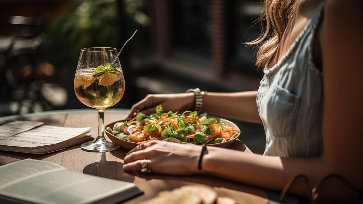 Девушка ужинает