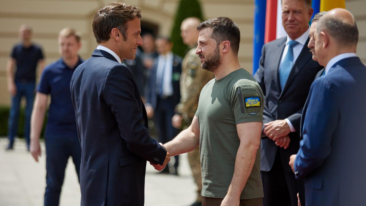 Эммануэль Макрон и Владимир Зеленский Эммануэль Макрон и Владимир Зеленский