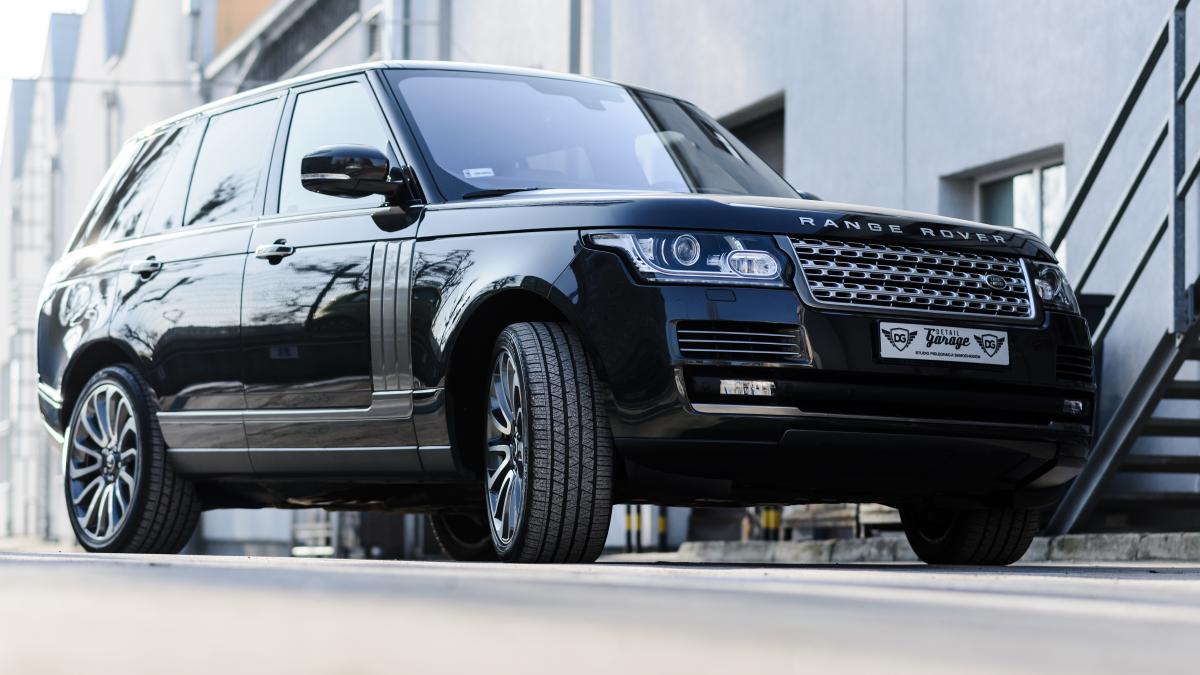 Чёрный внедорожник Range Rover Чёрный внедорожник Range Rover