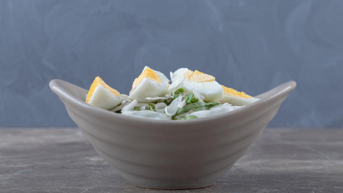 Салат с яйцами и огурцами