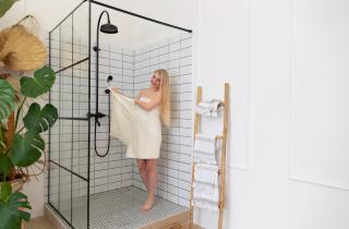 Специалисты советуют использовать пасту из соды и уксуса для очистки душевых кабин