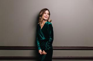 Стилисты рассказали, как одеться на зимнюю свадьбу: бархат, блеск и насыщенные цвета