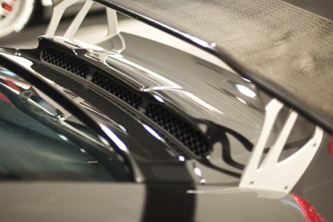 Антикрыло увеличивает прижимную силу и стабилизирует автомобиль на высокой скорости — автоэксперт